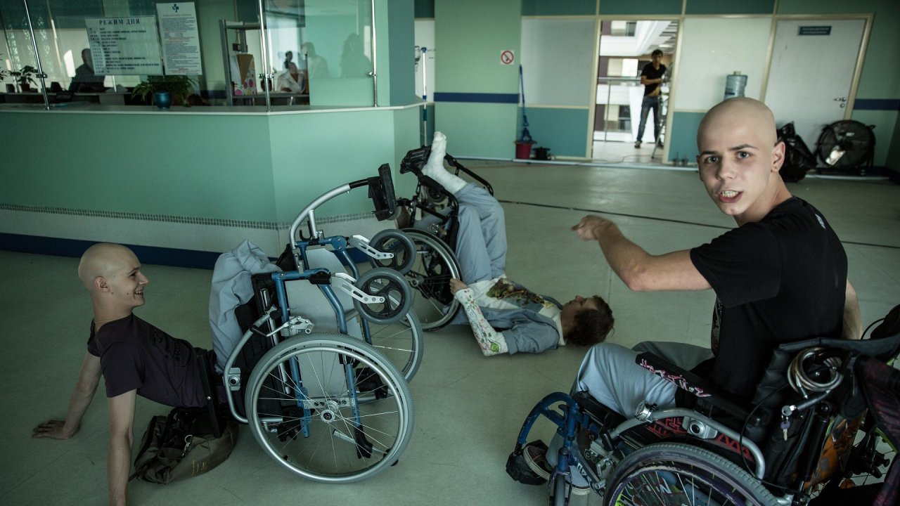 Красные браслеты